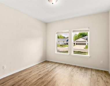 2836 Kilburn Avenue - Photo Thumbnail 16