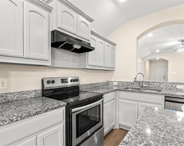 2836 Kilburn Avenue - Photo Thumbnail 6