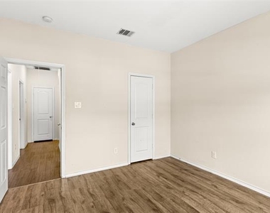 2836 Kilburn Avenue - Photo Thumbnail 17