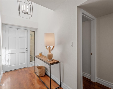 5805 N 24th Place - Photo Thumbnail 3