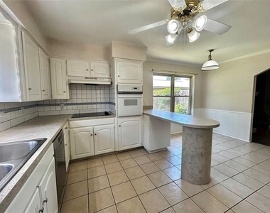 6209 Gayle Drive - Photo Thumbnail 9