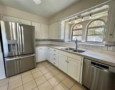 6209 Gayle Drive - Photo Thumbnail 8