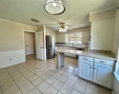6209 Gayle Drive - Photo Thumbnail 5