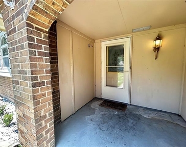 6209 Gayle Drive - Photo Thumbnail 3