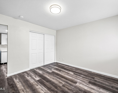 3025 N 32nd Street - Photo Thumbnail 2