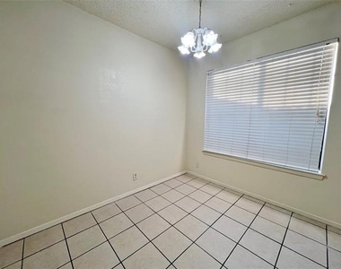 929 W Hickory Street - Photo Thumbnail 5