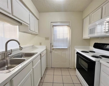 929 W Hickory Street - Photo Thumbnail 4