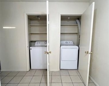 929 W Hickory Street - Photo Thumbnail 13