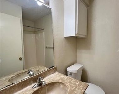 929 W Hickory Street - Photo Thumbnail 10