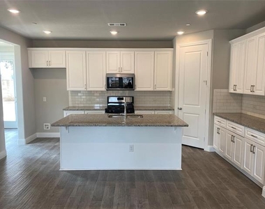 801 Ponds Edge Lane - Photo Thumbnail 5