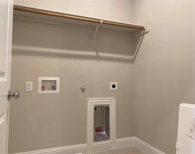 801 Ponds Edge Lane - Photo Thumbnail 18