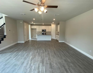 801 Ponds Edge Lane - Photo Thumbnail 3