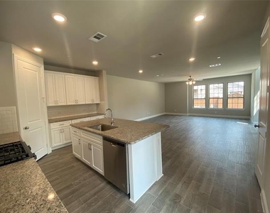 801 Ponds Edge Lane - Photo Thumbnail 8