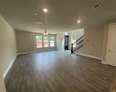 801 Ponds Edge Lane - Photo Thumbnail 11