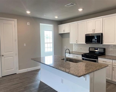 801 Ponds Edge Lane - Photo Thumbnail 6