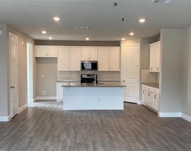 801 Ponds Edge Lane - Photo Thumbnail 2