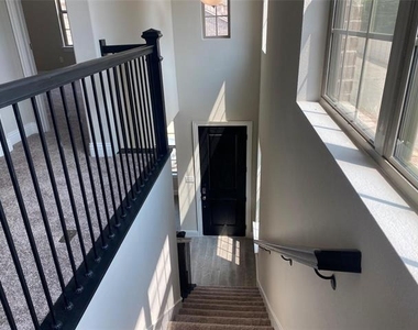 801 Ponds Edge Lane - Photo Thumbnail 13