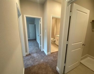 801 Ponds Edge Lane - Photo Thumbnail 19