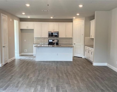 801 Ponds Edge Lane - Photo Thumbnail 4