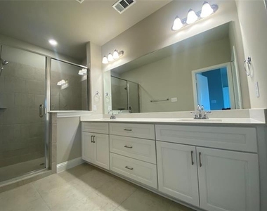 801 Ponds Edge Lane - Photo Thumbnail 17