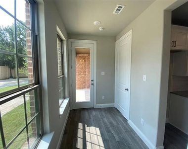 801 Ponds Edge Lane - Photo Thumbnail 10