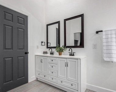4233 E Raven Road - Photo Thumbnail 30