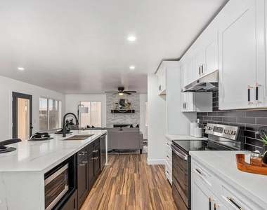 4233 E Raven Road - Photo Thumbnail 23