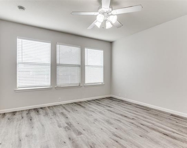 10405 Nettie Street - Photo Thumbnail 7