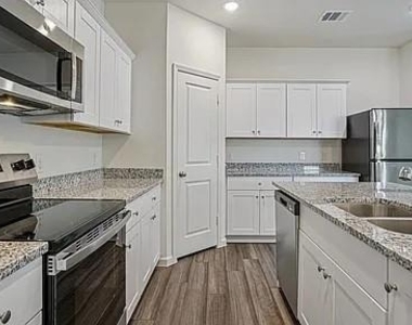 2305 Prairie Lane - Photo Thumbnail 4