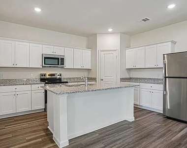 2305 Prairie Lane - Photo Thumbnail 5