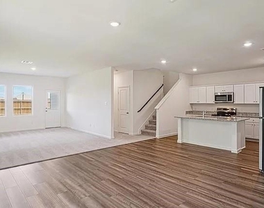 2305 Prairie Lane - Photo Thumbnail 7