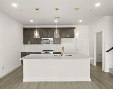 5720 Lakeview Drive - Photo Thumbnail 2