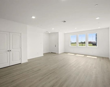 5720 Lakeview Drive - Photo Thumbnail 6