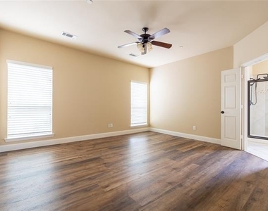 1912 Desoto Drive - Photo Thumbnail 10