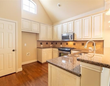 1912 Desoto Drive - Photo Thumbnail 3