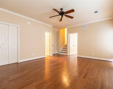 1912 Desoto Drive - Photo Thumbnail 4