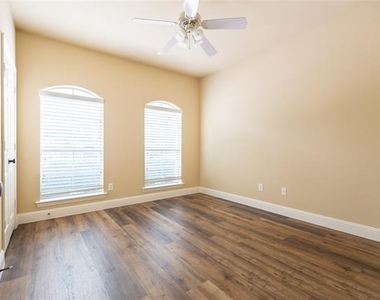1912 Desoto Drive - Photo Thumbnail 5