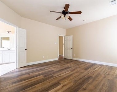 1912 Desoto Drive - Photo Thumbnail 11