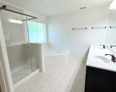 433 Winchester Drive - Photo Thumbnail 4
