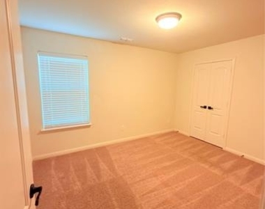 433 Winchester Drive - Photo Thumbnail 5