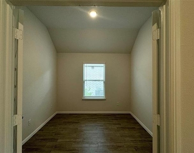 1424 Avalon Court - Photo Thumbnail 11