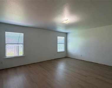 2123 Meadow View Drive - Photo Thumbnail 4