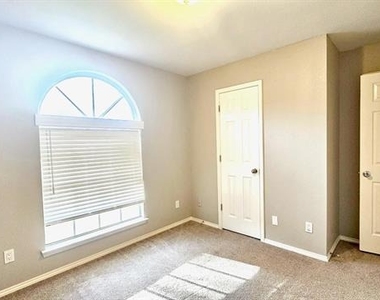 500 Lake Forest Drive - Photo Thumbnail 20