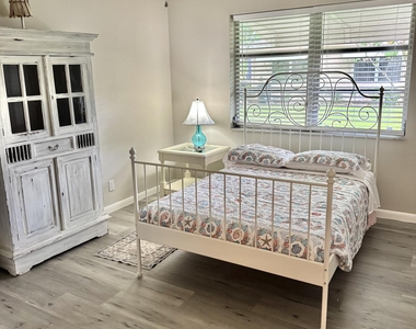 1342 High Point Way Se - Photo Thumbnail 5