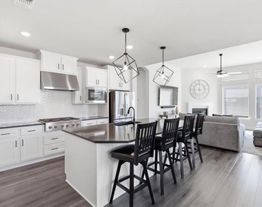 603 Crystal View Drive - Photo Thumbnail 4