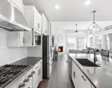 603 Crystal View Drive - Photo Thumbnail 10
