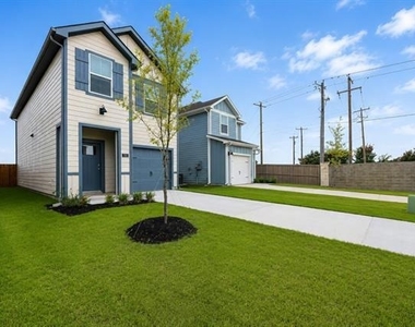 725 Cloverwood Drive - Photo Thumbnail 3