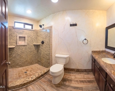 3452 N 67th Drive - Photo Thumbnail 10