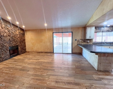 3452 N 67th Drive - Photo Thumbnail 1