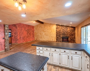 3452 N 67th Drive - Photo Thumbnail 3